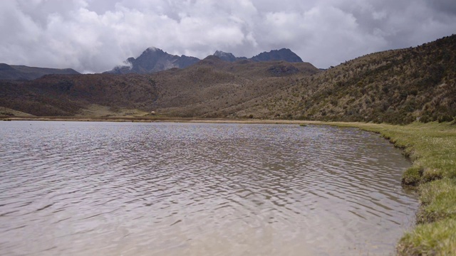 Ruminawi火山和Limpiopungo湖景观，厄瓜多尔，在阴天视频素材