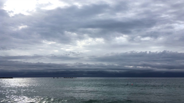 红色游泳浮标干袋暴风雨天视频素材