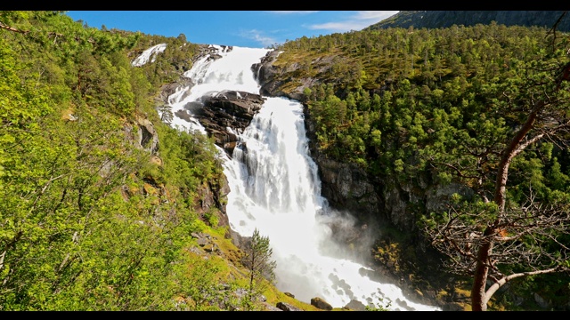 Kinsarvik Hordaland,挪威。哈当厄山高原瀑布Nyastolfossen。Nyastolsfossen春天的晴天。高度115米。著名的挪威地标和热门目的地全高清视频素材