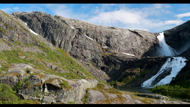 Kinsarvik Hordaland,挪威。哈当厄山高原的Sotefossen瀑布。挪威著名的地标和春天阳光明媚的热门目的地。全景。FullHD视频素材