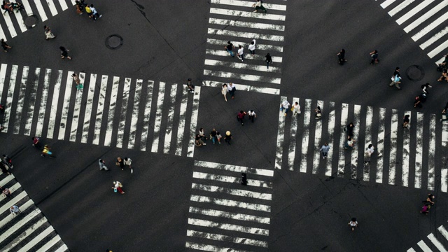 日本东京银座路十字路口夜晚拥挤的人群和汽车的时间流逝视频素材