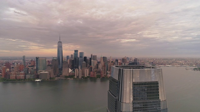 从Paulus Hook，泽西城，新泽西州的曼哈顿的观点与一个塔建筑在前面。航拍镜头与下降的摄像机运动。视频素材