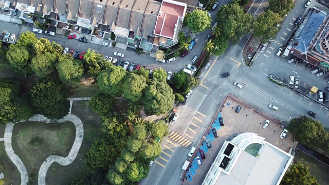 这是一架无人机拍摄的马来西亚吉隆坡kepong公园上空的住宅楼视频素材