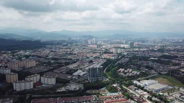 这是一架无人机拍摄的马来西亚吉隆坡kepong住宅楼视频素材