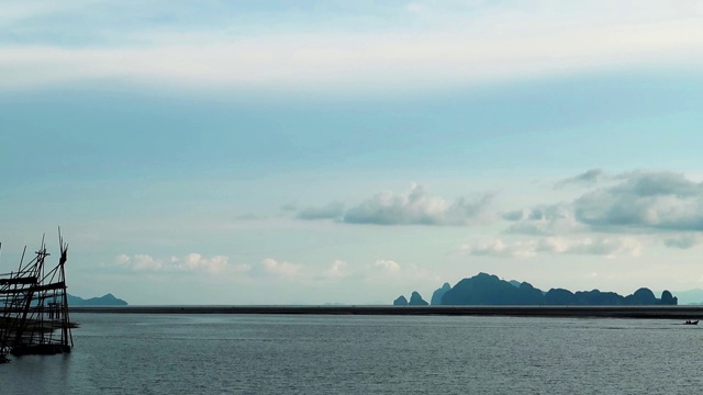 渔船在渔村湾平静的海面上航行视频素材