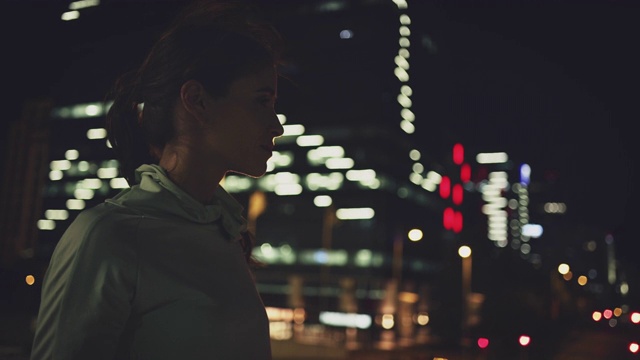 女人看视频素材画面1