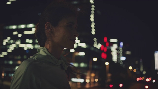 女人看视频素材画面2