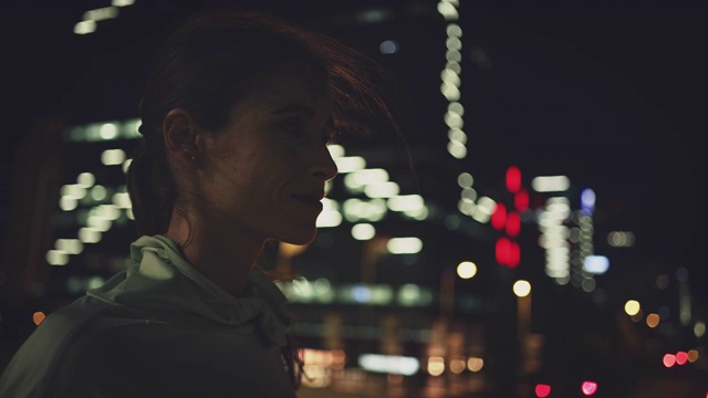 女人看视频素材画面3