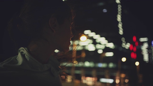 女人看视频素材画面4