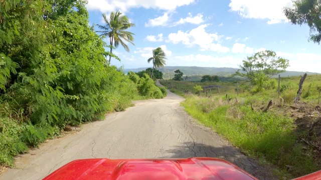 POV:风景优美的越野车周围的一个未受影响的天堂岛在加勒比。视频素材