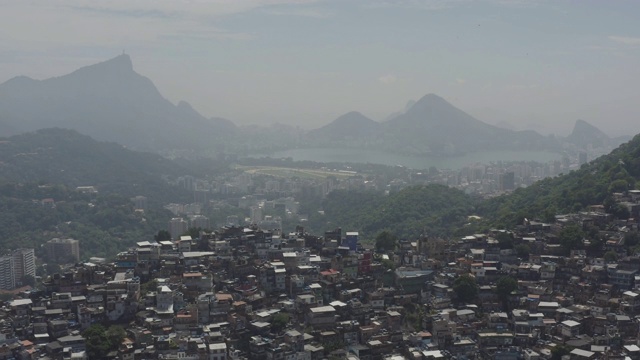 无人机拍摄的是巴西里约热内卢Sao Conrado附近Rocinha favela山顶的住宅视频素材