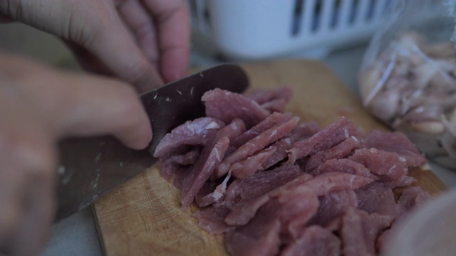 用刀切猪肉视频素材