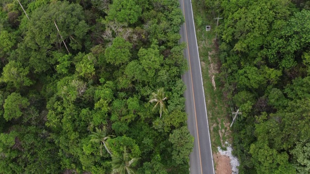 鸟瞰图倾斜的海滨道路风景。海边全景公路。视频素材