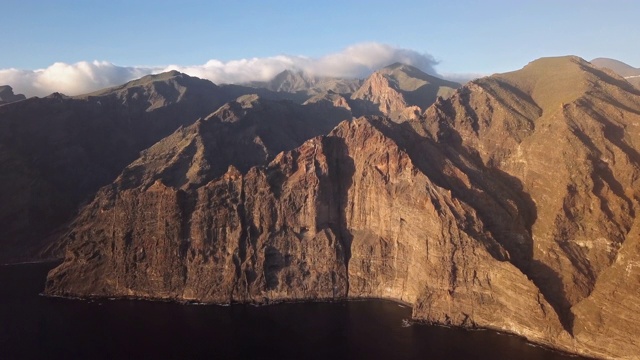 西班牙，加那利群岛，特内里费岛，日落时的巨人悬崖的空中全景图。视频素材