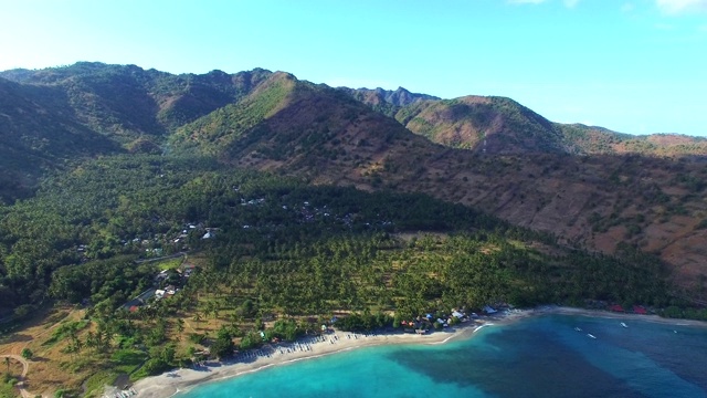 空中夏日海滩度假，天堂般的热带隐秘沙滩视频素材