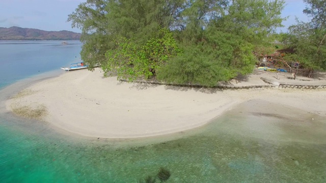 空中夏日海滩度假，天堂般的热带隐秘沙滩视频素材