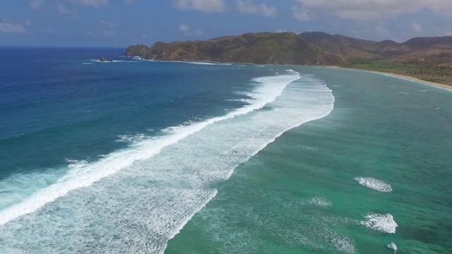 海浪冲击着海滩视频素材