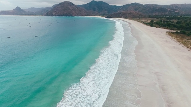 海浪冲击着海滩视频素材