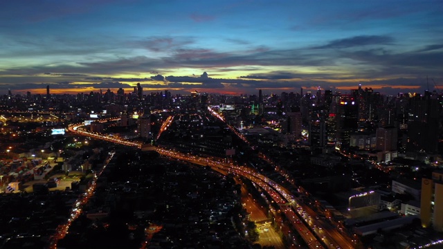 多莉右空中曼谷城市天际线在暮色视频素材