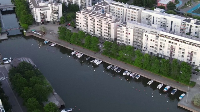 鸟瞰图赫尔辛基城市。无人机在赫尔辛基城市和建筑上空飞行。视频素材