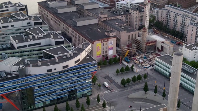 鸟瞰图赫尔辛基城市。无人机在赫尔辛基城市和建筑上空飞行。视频素材