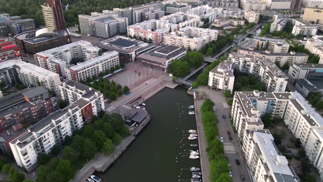 鸟瞰图赫尔辛基城市。无人机在赫尔辛基城市和建筑上空飞行。视频素材