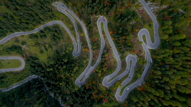 从空中俯瞰沿着马洛加山口行驶的汽车，在秋天，瑞士视频素材