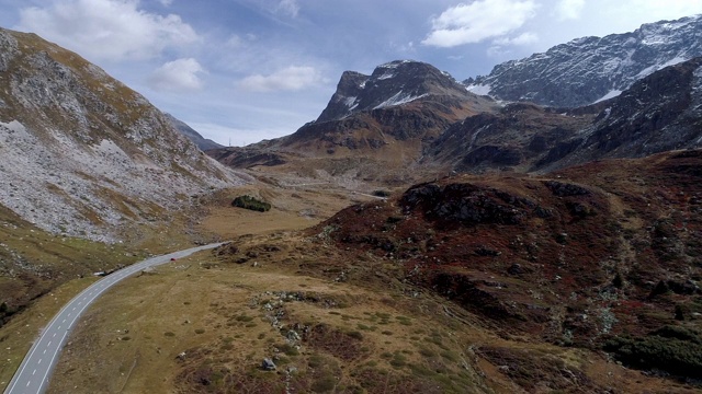 鸟瞰图显示山区地形周围的尤利埃山口，瑞士视频素材