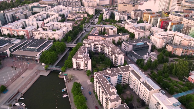 鸟瞰图赫尔辛基城市。无人机在赫尔辛基城市和建筑上空飞行。视频素材