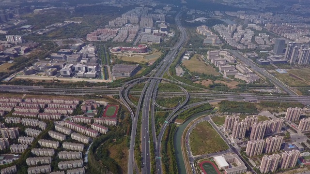 高铁在城市的场景视频素材