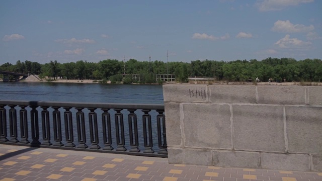 沿着河堤旅行视频素材画面4
