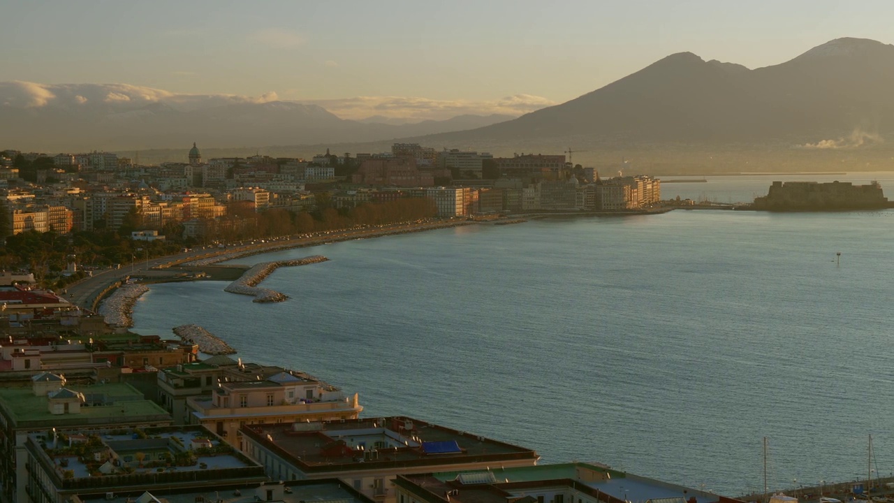 意大利那不勒斯清新的早晨。阳光城市的全景，街道，海岸和维苏威火山在日出。平移,UHD视频素材画面4