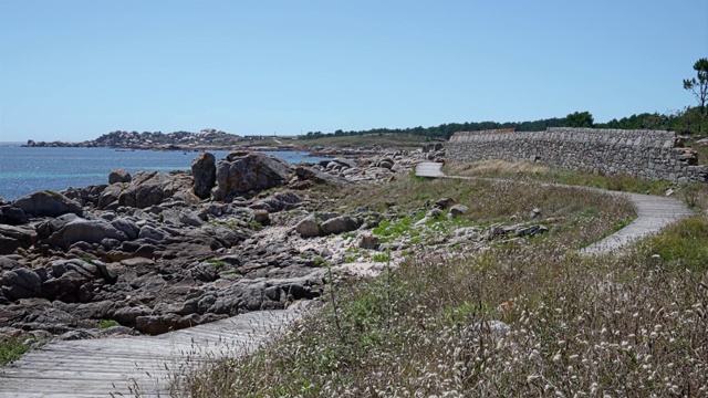 西班牙大西洋海岸Ribeira Cabo Falcoeiro的地质构造视频素材