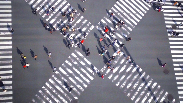 日本东京银座路十字路口拥挤的人群和汽车视频素材