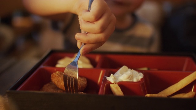 咖啡馆或餐厅里可爱的小男孩视频素材