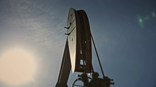 太阳照在水泵千斤顶的点头上视频素材