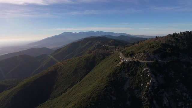 背靠天空的山脉风景视频素材