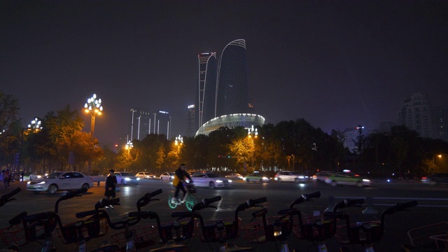 夜景时间照亮成都市区交通街道自行车租赁停车全景4k中国视频素材