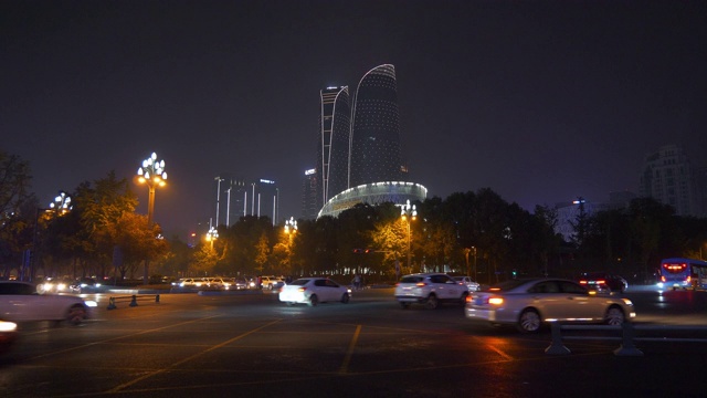 夜深人静的时候，照亮了成都市区的交通街道全景，4k中国视频素材