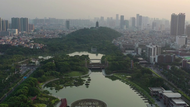 日落时分佛山市区著名的公园湖广场航拍全景4k中国视频素材