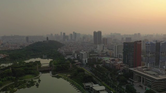 日落时分佛山市中心著名公园滨江湾高空俯仰全景4k中国视频素材