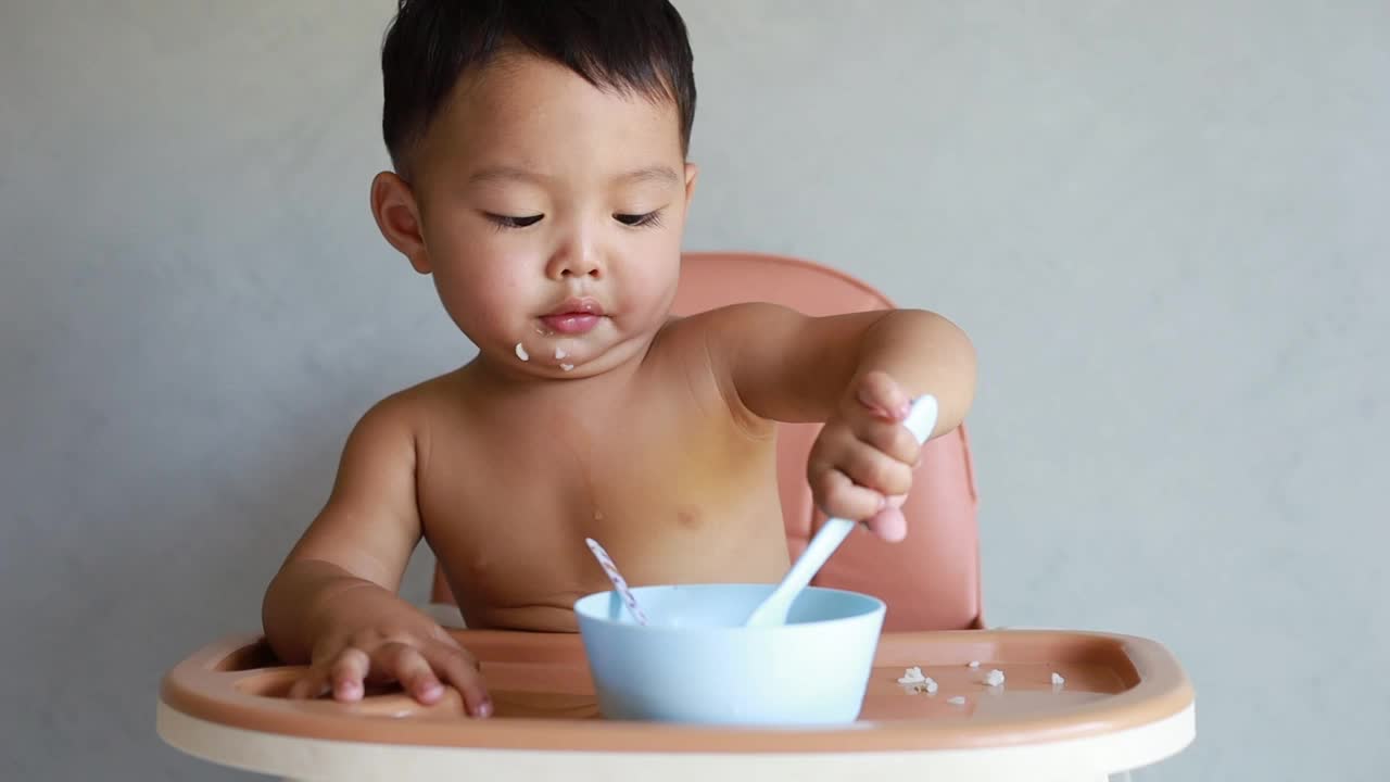 亚洲男婴独自进食视频素材