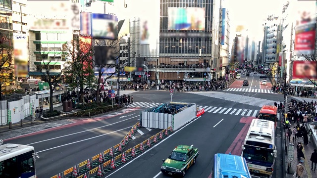 时间流逝:在东京涩谷区火车站前的十字路口，汽车和人们在争抢。视频素材