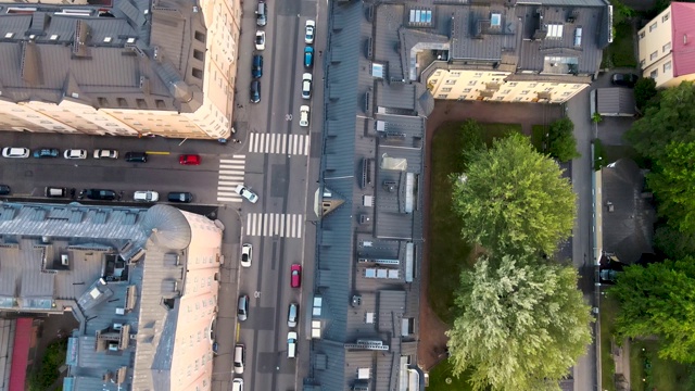 从空中俯瞰赫尔辛基的摩天大楼和街道，汽车和交通。赫尔辛基，五颜六色的建筑视频素材