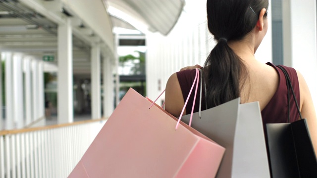 特写女人购物与购物袋视频素材