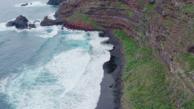 西班牙加那利群岛海浪和岩石海岸视频素材