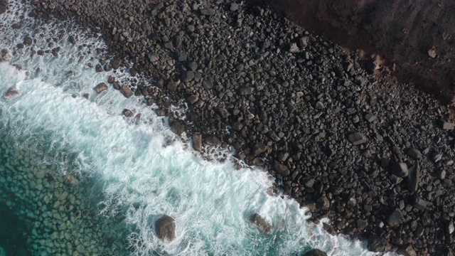 WS AERIAL POV HA海和岩石海岸线/加那利群岛，西班牙视频素材