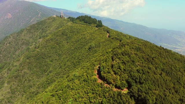 西班牙加那利群岛森林山脊上的空中MS步道视频素材