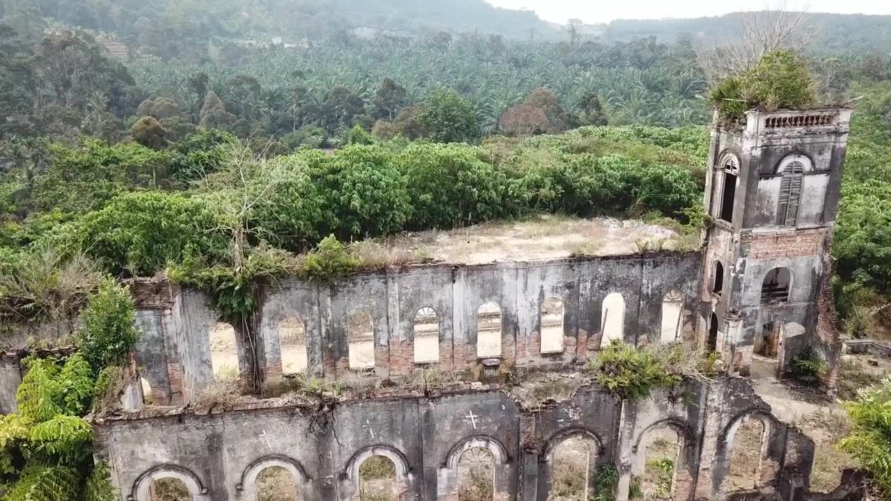 鸟瞰帕格特拉斯，废弃的耶稣圣心教堂视频素材画面1