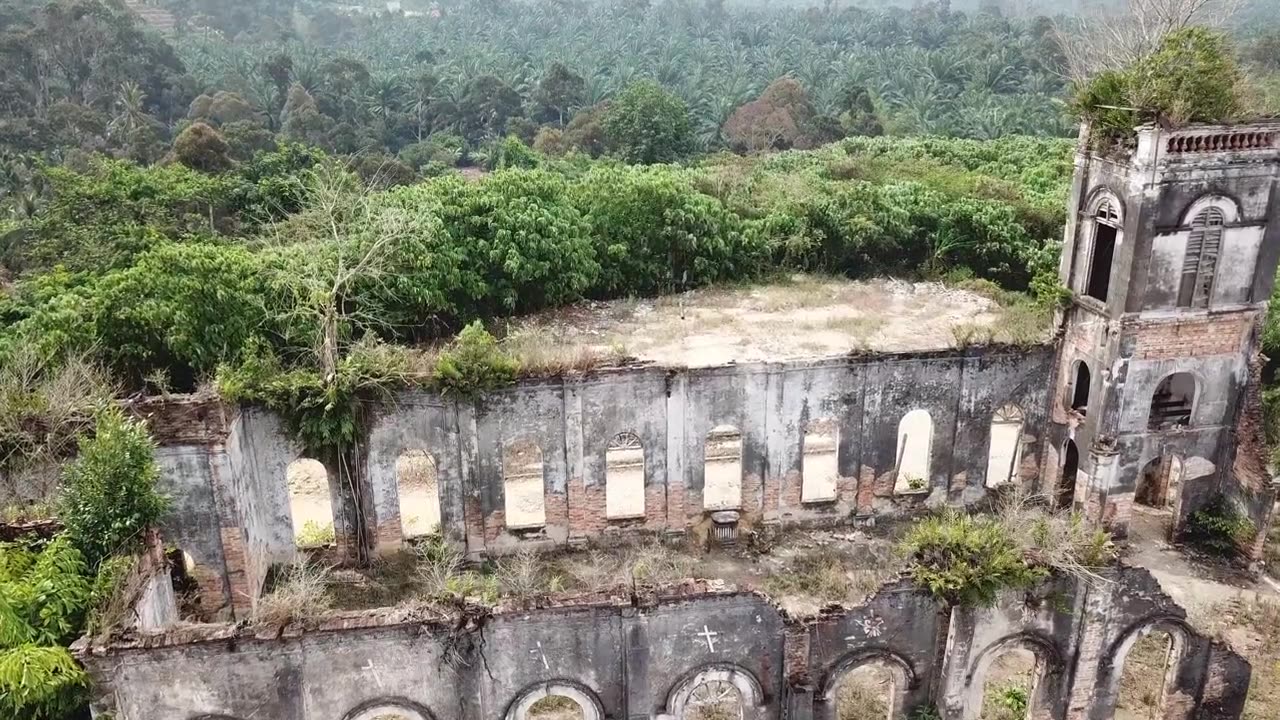 鸟瞰帕格特拉斯，废弃的耶稣圣心教堂视频素材画面2